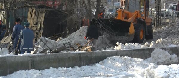 Как спасатели борются с подтоплением домов вдоль Ала-Арчи. Видео - Sputnik Кыргызстан