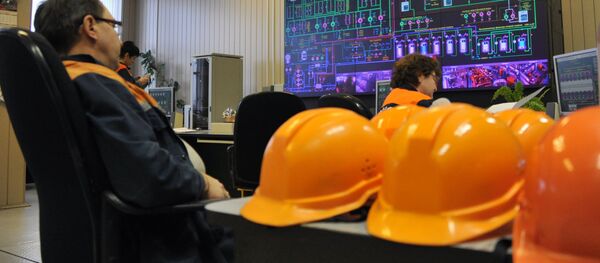 Рабочие и инженеры. Архивное фото - Sputnik Кыргызстан