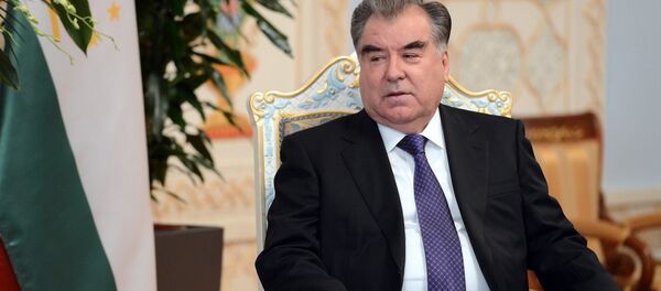 Пезидент Таджикистана Эмомали Рахмон на встрече с кыргызстанским коллегой Сооронбаем Жээнбековым в Душанбе Пезидент Таджикистана Эмомали Рахмон на встрече с кыргызстанским коллегой Сооронбаем Жээнбековым в Душанбе - Sputnik Кыргызстан