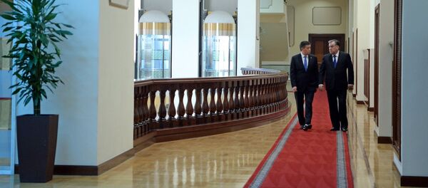 Кыргызстандын президенти Сооронбай Жээнбеков менен тажикстандык кесиптеши Эмомали Рахмон. Архив - Sputnik Кыргызстан