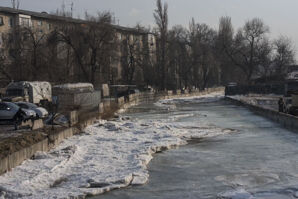 Расчистка русла реки Ала-Арчи от накопившегося слоя льда - Sputnik Кыргызстан