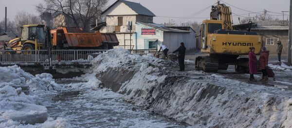 Расчистка русла реки Ала-Арчи от накопившегося слоя льда. Архивное фото - Sputnik Кыргызстан