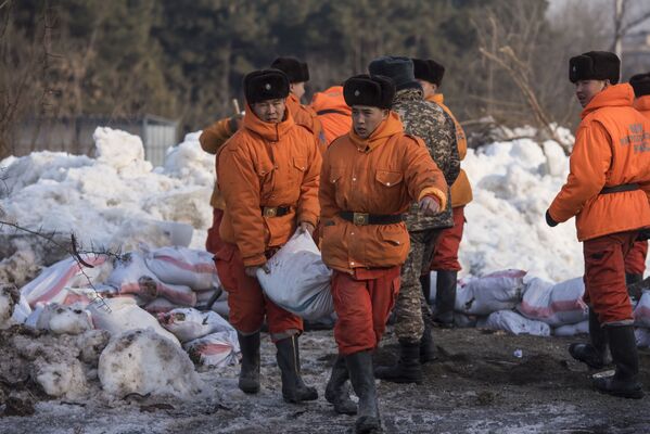Расчистка русла реки Ала-Арчи от накопившегося слоя льда - Sputnik Кыргызстан
