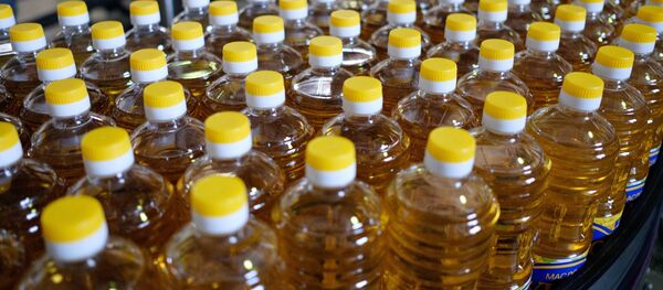 Линия разлива и фасовки подсолнечного масла. Архивное фото - Sputnik Кыргызстан