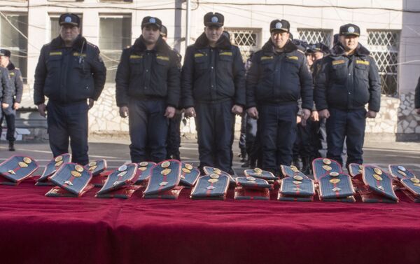 Присвоение звания младшего лейтенанта 20 сотрудникам службы Мобильного батальона 102 в ГУВД Бишкека - Sputnik Кыргызстан