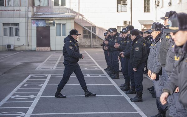 Присвоение звания младшего лейтенанта 20 сотрудникам службы Мобильного батальона 102 в ГУВД Бишкека - Sputnik Кыргызстан