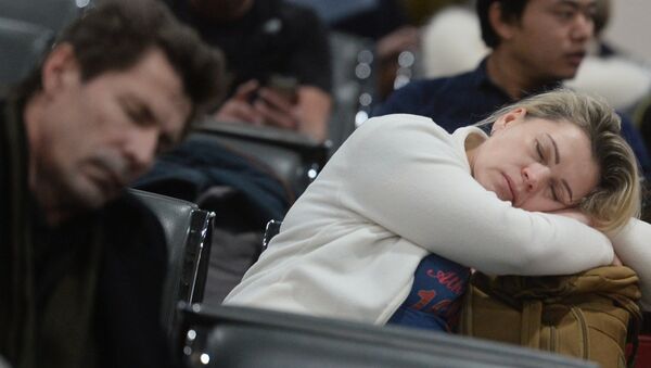 Женщина спит в аэропорту. Архивное фото - Sputnik Кыргызстан