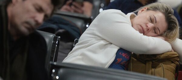 Женщина спит в зале ожидания аэропорта. Архивное фото - Sputnik Кыргызстан