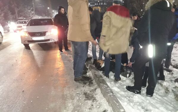 Автонаезд произошел в 20.25. Мужчина переходил дорогу по пешеходному переходу, водитель автомобиля Honda Stream не успел вовремя затормозить - Sputnik Кыргызстан