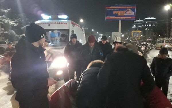Приехавшая на место аварии скорая увезла мужчину в больницу. - Sputnik Кыргызстан