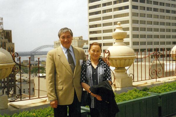 Чолпонбек Базарбаев с женой - Sputnik Кыргызстан