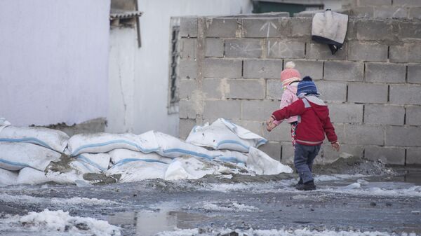 Дети идут по улице. Архивное фото - Sputnik Кыргызстан