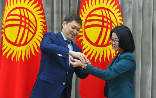 Корреспонденту Нургуль Максутовой премьер-министр КР Сапар Исаков вручил именные часы за добросовестное исполнение профессиональных обязанностей - Sputnik Кыргызстан