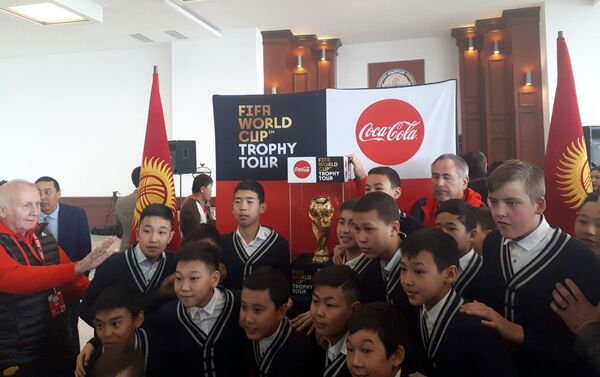 Самолет с кубком Чемпионата мира по футболу наконец смог приземлиться в Бишкеке - Sputnik Кыргызстан