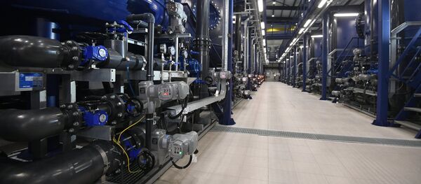 Участок фильтров очистных сооружений на нефтеперерабатывающем заводе. Архив - Sputnik Кыргызстан