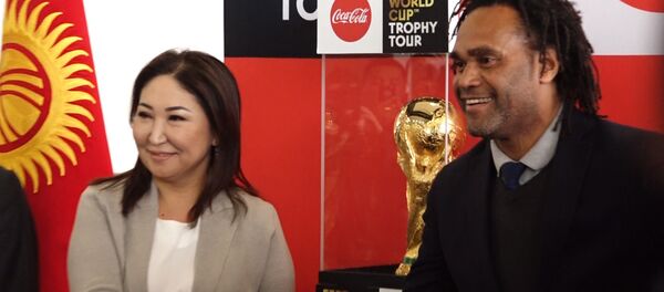 Ак калпак для чемпиона мира по футболу и золотой кубок в Бишкеке — видео Ак калпак для чемпиона мира по футболу и золотой кубок в Бишкеке — видео - Sputnik Кыргызстан