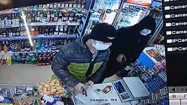 Разбойное ограбление магазина в Бишкеке попало на камеру наблюдения - Sputnik Кыргызстан
