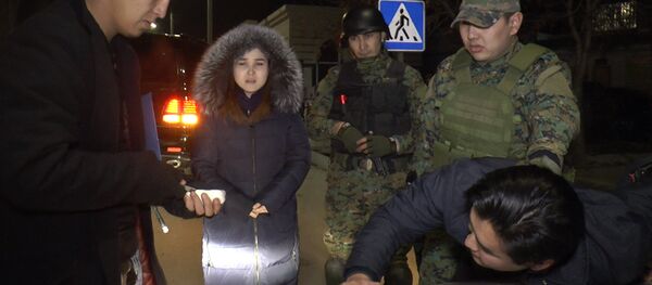 Парень сделал необычное предложение руки, сыграв роль наркоторговца, — видео - Sputnik Кыргызстан