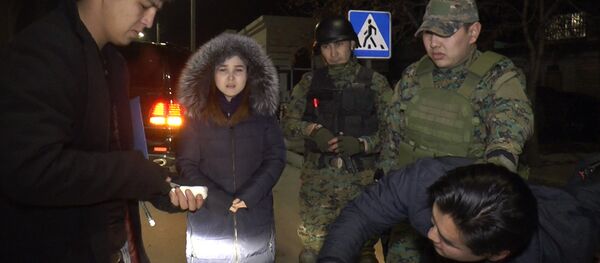 Кокаин, милиция, автомат... Бишкекте жигит сүйүктүүсүнүн колун коркутуп сурады - Sputnik Кыргызстан
