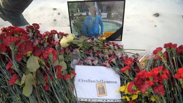 Цветы в память о погибшем летчике Р. Филипове у здания Минобороны РФ - Sputnik Кыргызстан