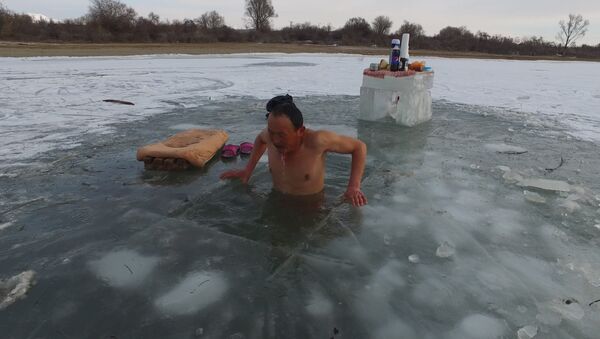А вам слабо? В морозы люди купаются на Иссык-Куле — видео - Sputnik Кыргызстан