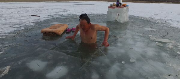 А вам слабо? В морозы люди купаются на Иссык-Куле — видео А вам слабо? В морозы люди купаются на Иссык-Куле — видео - Sputnik Кыргызстан