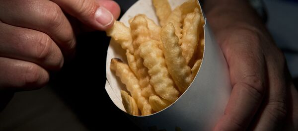 Киши картошка фри менен. Архив - Sputnik Кыргызстан