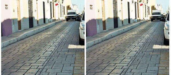 Оптическая иллюзия, которая возникла при публикации двух фотографий одной и той же улицы - Sputnik Кыргызстан