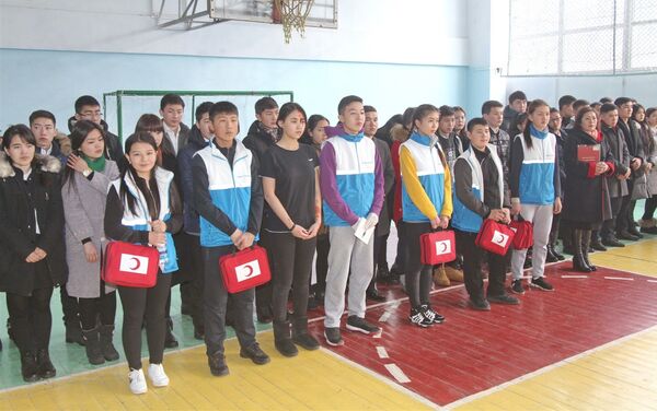 Учащиеся средней школы №5 Бишкека отработали навыки эвакуации при чрезвычайных ситуациях - Sputnik Кыргызстан