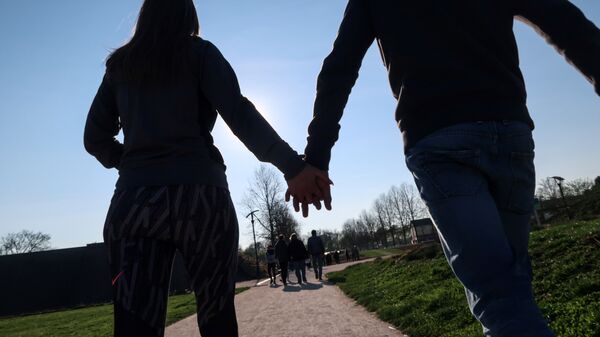 Парень и девушка гуляют по парку. Архивное фото - Sputnik Кыргызстан