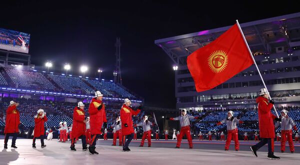 Кыргызстандын спортчулары Олимпиаданын ачылышында. Делегациянын курамына эки спортчу, эки машыктыруучу жана Кыргызстандын олимпиада комитетинин эки өкүлү кирген. Алардын бардыгы ак калпак жана кызыл кийим менен чыгышты. Өлкө туусун биатлончу Тариэль Жаркымбаев көтөрүп өттү - Sputnik Кыргызстан