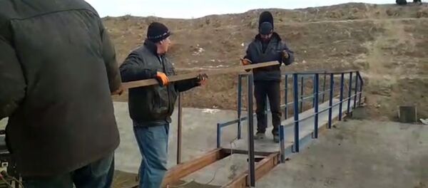 Кыргыз-тажик чек арасы: түшүнбөстүк чыккан аймакка көпүрө курулду. Видео - Sputnik Кыргызстан