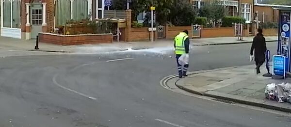 Глыба льда внезапно упала с неба, чуть не убив дворника в Лондоне Глыба льда внезапно упала с неба, чуть не убив дворника в Лондоне - Sputnik Кыргызстан