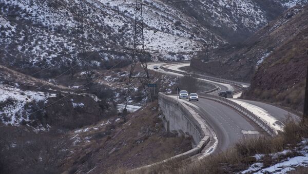 Автомобили едут по дороге на Боомском ущелье. Архивное фото - Sputnik Кыргызстан