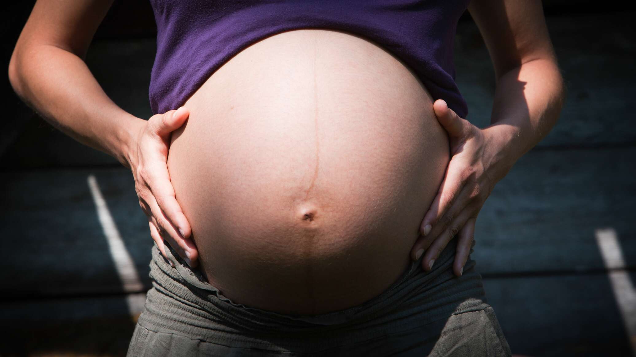 Беременна мягкий живот. Живот беременной. Беременные животики. Женщины с большими животами.
