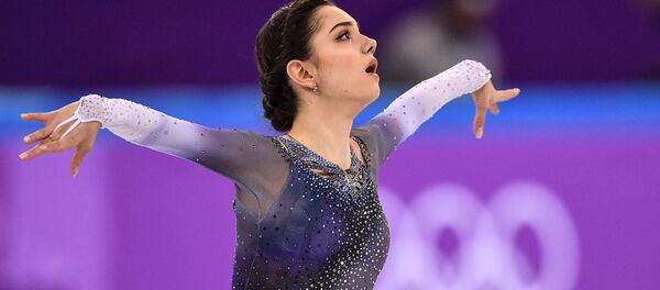 Евгения Медведева выступает в короткой программе женского одиночного катания командных соревнований по фигурному катанию на XXIII зимних Олимпийских играх в Пхенчхане. - Sputnik Кыргызстан