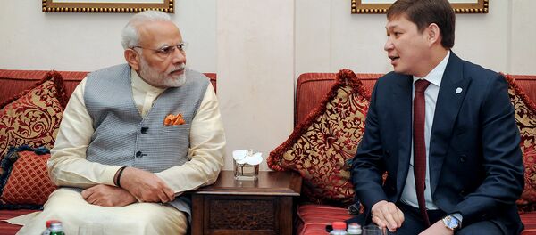 Бириккен Араб эмирлигинде өтүп жаткан өкмөттөрдүн дүйнөлүк саммитинин алкагында премьер-министр Сапар Исаков Индиянын өкмөт башчысы Нарендра Моди менен жолугушту - Sputnik Кыргызстан