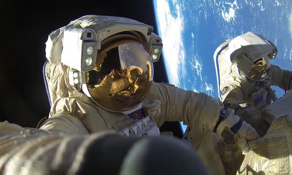 Роскосмос представил первые фотографии рекордного выхода в открытый космос космонавтов А. Мисуркина и А. Шкаплерова - Sputnik Кыргызстан