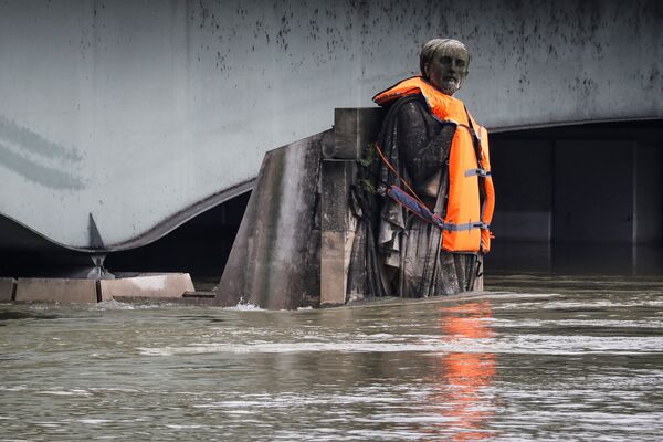 Угроза наводнения в Париже - Sputnik Кыргызстан
