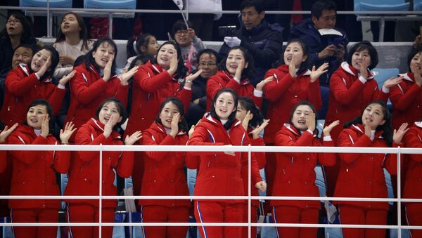 Болельщицы сборной КНДР на соревнованиях зимней Олимпиады в Южной Корее - Sputnik Кыргызстан