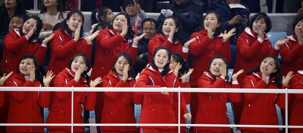 Болельщицы сборной КНДР на соревнованиях зимней Олимпиады в Южной Корее - Sputnik Кыргызстан