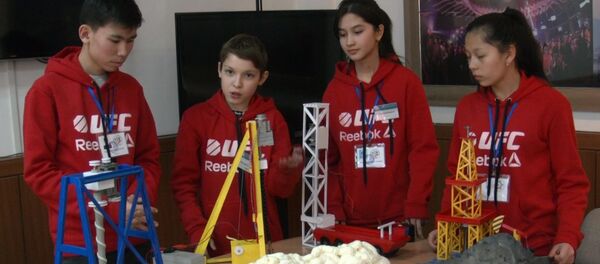 Кен казууну жеңилдетчү окуучулар. Өспүрүмдөр жасаган жабдуунун видеосу Кен казууну жеңилдетчү окуучулар. Өспүрүмдөр жасаган жабдуунун видеосу - Sputnik Кыргызстан