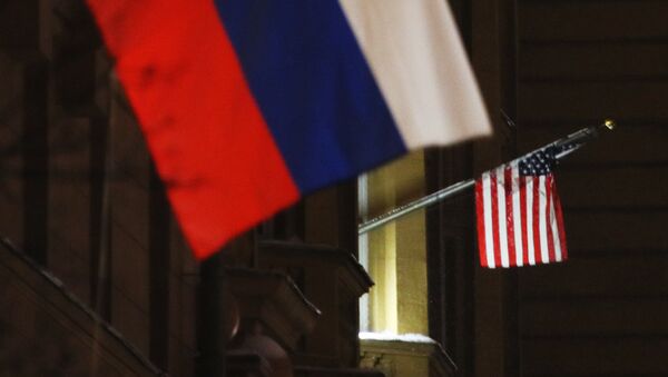 Флаги РФ и США на здании посольства США - Sputnik Кыргызстан