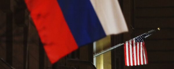 Флаги РФ и США на здании посольства США - Sputnik Кыргызстан