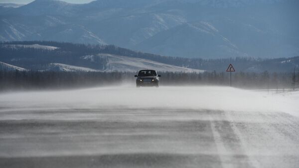 Автомобиль едет по трассе в ветренную погоду. Архивное фото - Sputnik Кыргызстан