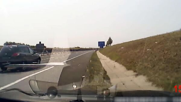 Водитель уснул за рулем на скорости 130 км/ч — видео из Венгрии - Sputnik Кыргызстан