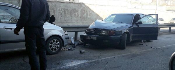 Столкновение двух легковых автомобиля и троллейбуса в Бишкеке - Sputnik Кыргызстан