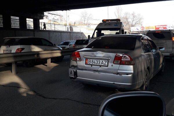 В Бишкеке на пересечении улиц Абдрахманова и Боконбаева (под мостом) столкнулись два легковых автомобиля и троллейбус. - Sputnik Кыргызстан