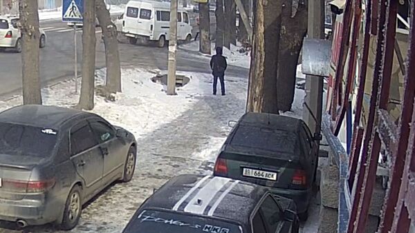 Страшный наезд на мать с дочерью в Бишкеке попал на видео - Sputnik Кыргызстан
