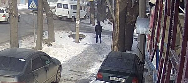 Өлүмгө чейинки секундалар. Кызын көтөрүп бараткан келинди бус коюп кетти Өлүмгө чейинки секундалар. Кызын көтөрүп бараткан келинди бус коюп кетти - Sputnik Кыргызстан